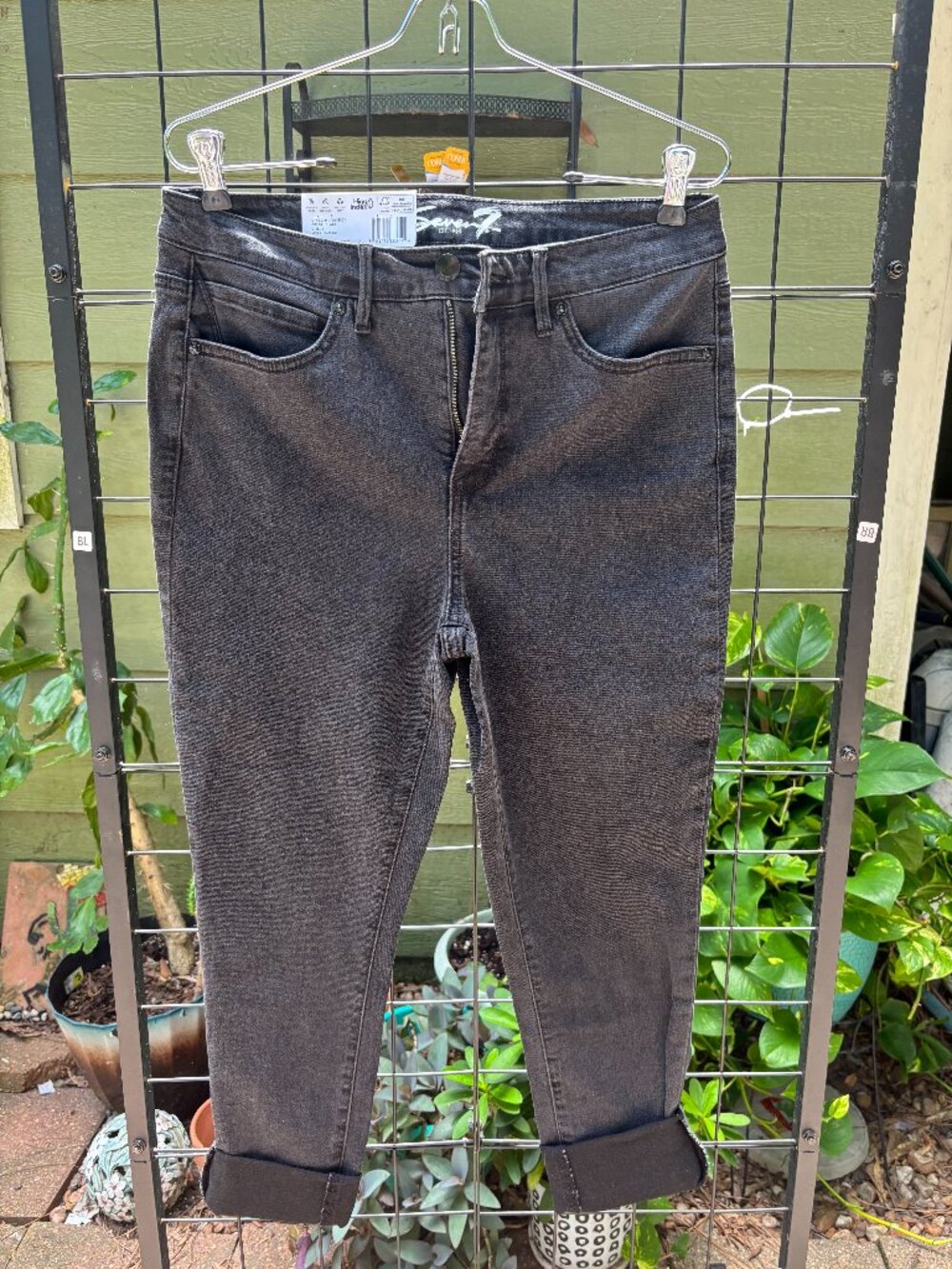 NWT Ladies Sz 8 Black Jeans.